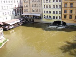 Vltava 5, mezi Karlovým a Mánesovým mostem 3.6.2005 011.jpg
